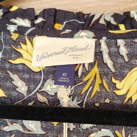 NWT Universal Thread Size XSmall Black and Yellow Floral Wrap Top - Picture 3 of 4